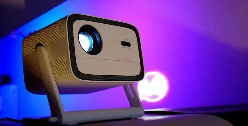novy-smart-projektor-wanbo-vali-1-gimbal-android-tv-big-0