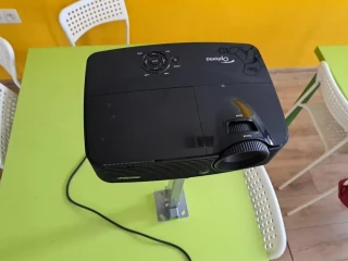 projektor-optoma-premietacie-platno