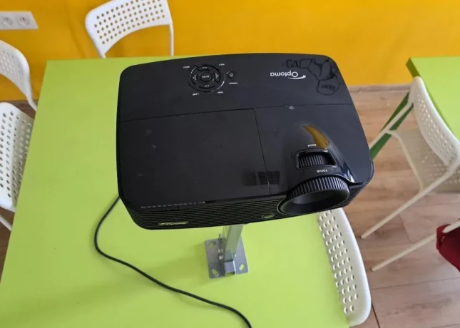 projektor-optoma-premietacie-platno-big-0
