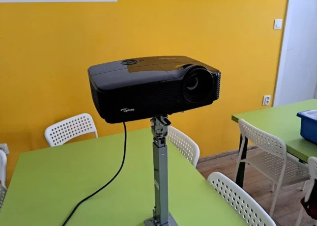projektor-optoma-premietacie-platno-big-1
