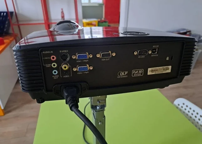 projektor-optoma-premietacie-platno-big-2