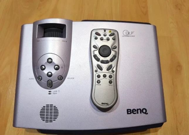 projektor-benq-pb8230-big-0