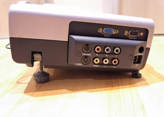 projektor-benq-pb8230-big-2