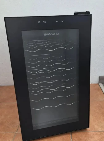vinoteka-guzanti-gz-1535-na-15-flias-big-0