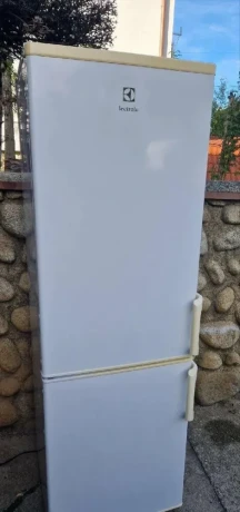 electrolux-chladnicka-s-mraznickou-dole-big-1
