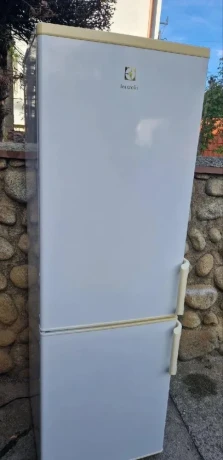 electrolux-chladnicka-s-mraznickou-dole-big-4