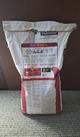 granule-pre-velke-papagaje-versele-laga-nutribird-p15-tropic-big-1