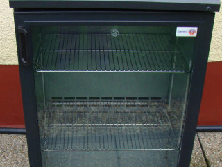 presklena-chladnicka-gamko-na-napojezakusky