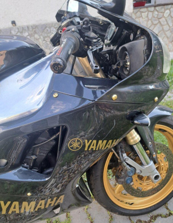 predam-yamahu-yzf-r1-big-0