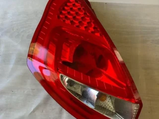 predam-zadne-lave-svetlo-na-ford-fiesta-mk7