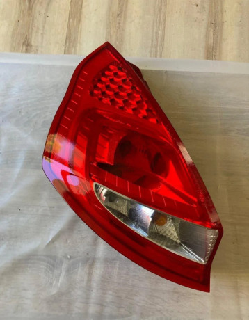 predam-zadne-lave-svetlo-na-ford-fiesta-mk7-big-0