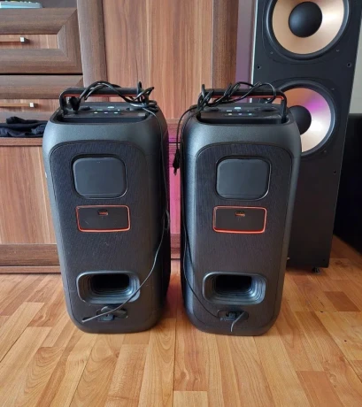 predam-2x-jbl-club-120-zo-zarukou-big-1