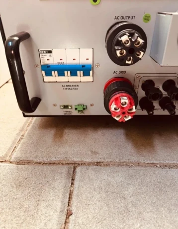 hybridny-menic-infinisolar-10kw-big-3