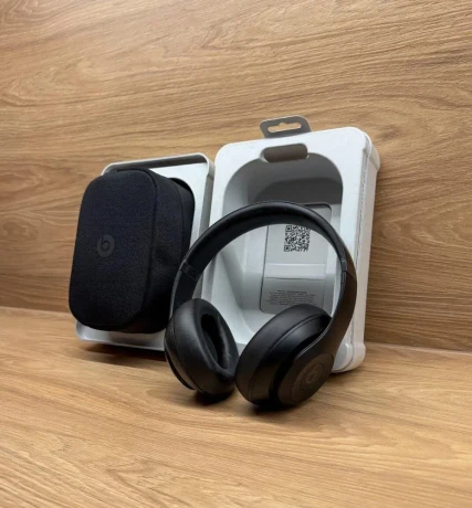 beats-studio-pro-black-big-0