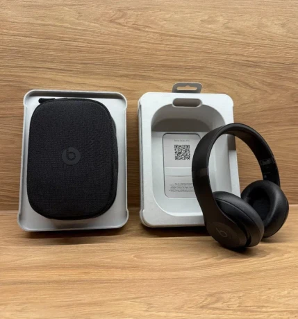 beats-studio-pro-black-big-1