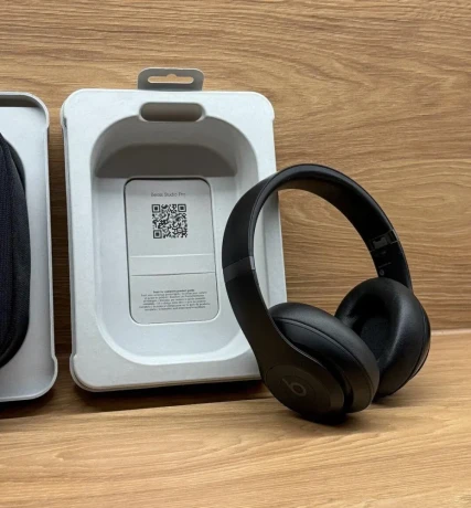 beats-studio-pro-black-big-2