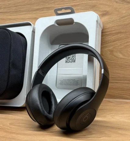 beats-studio-pro-black-big-3