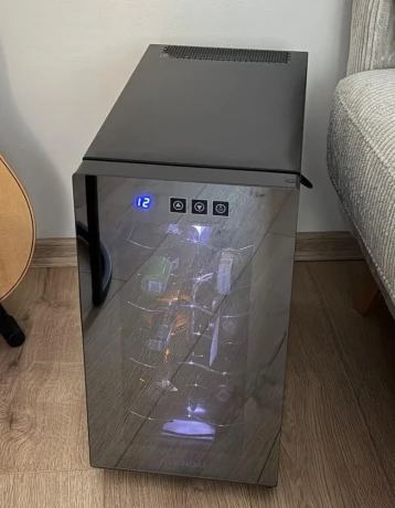 vinoteka-hyundai-vin8g-cierna-big-0