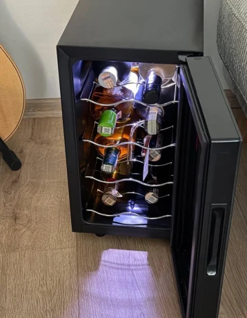vinoteka-hyundai-vin8g-cierna-big-1