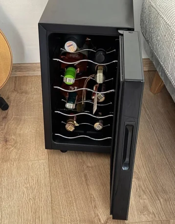 vinoteka-hyundai-vin8g-cierna-big-2