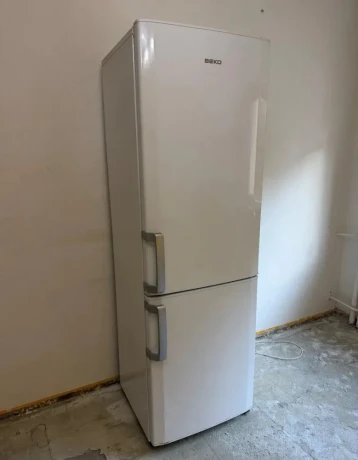 kombinovana-chladnicka-beko-cs-234030-big-0