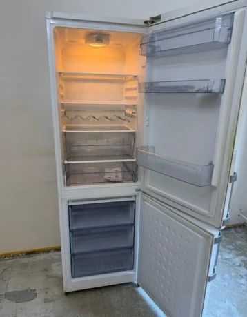 kombinovana-chladnicka-beko-cs-234030-big-1