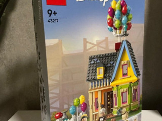 lego-disney-43217-domcek-z-filmu-hore