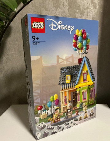 lego-disney-43217-domcek-z-filmu-hore-big-0