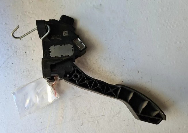 plynovy-pedal-toyota-auris-7811002010-big-0