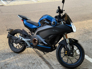 e-motocykel-vmoto-stash-len-1988km-staci-vodicak-b