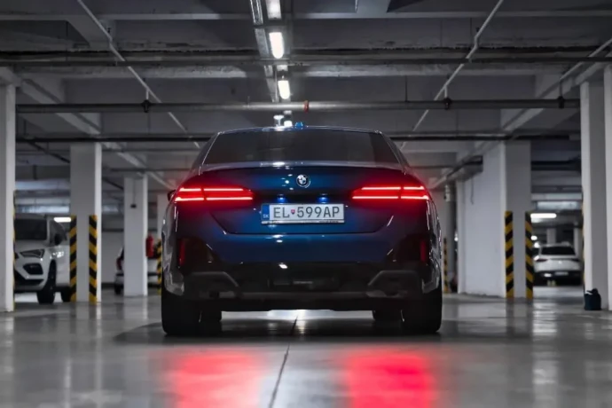 bmw-rad-5-550e-xdrive-big-2
