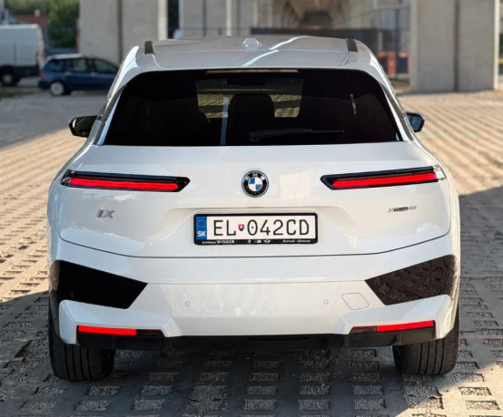 bmw-ix-40-xdrive-zaruka-soh-98-big-3