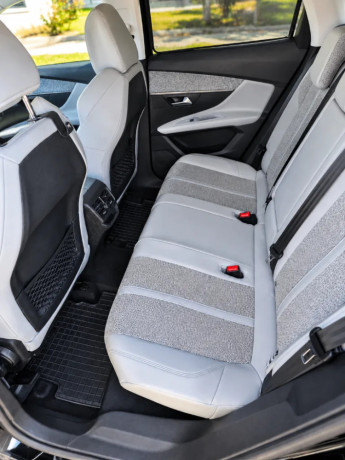 peugeot-3008-16-puretech-180-allure-eat8-1-majitel-1-rok-zaruka-big-2