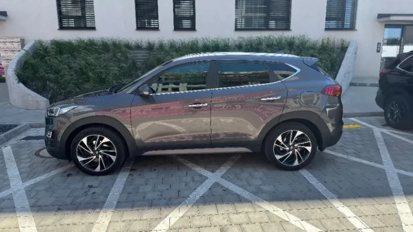 hyundai-tucson-20-crdi-4x4-premium-136kw-2majitel-zimne-r19-big-0