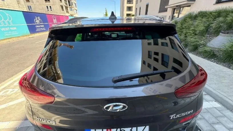 hyundai-tucson-20-crdi-4x4-premium-136kw-2majitel-zimne-r19-big-3