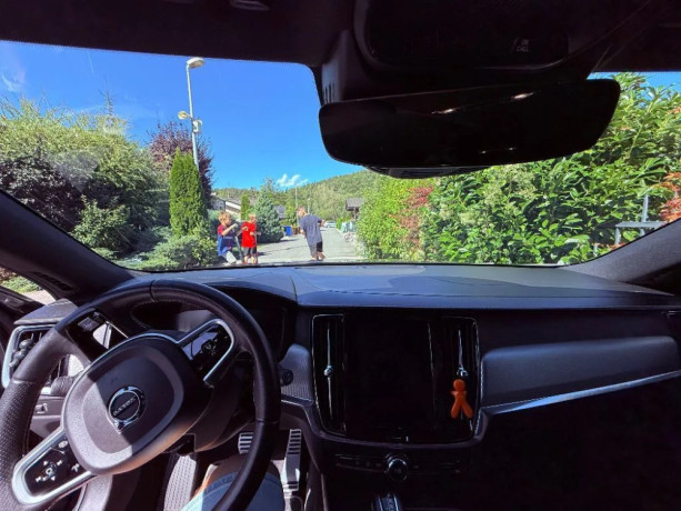 volvo-v90-d4-awd-r-design-140-kw-at8-119-tis-km-odpocet-dph-big-0