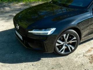 volvo-s60-t8-recharge-twin-engine-r-design-eawd-at-288kw-390hp-a8