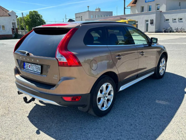 volvo-xc60-d5-awd-momentum-geartronic-big-2