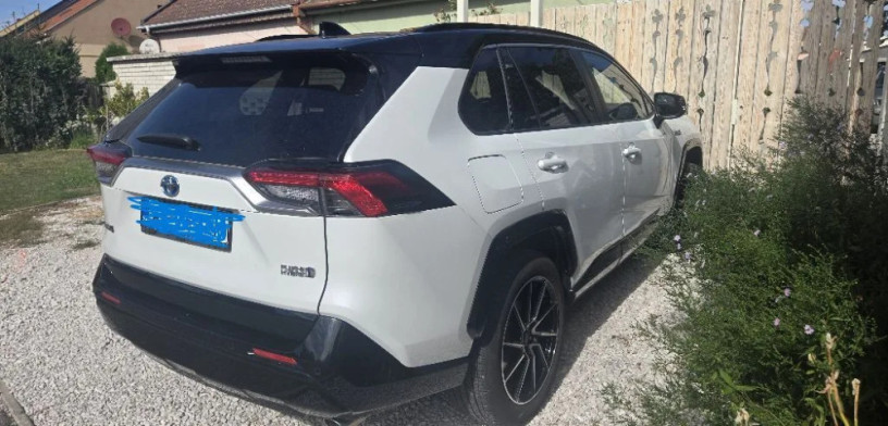 toyota-rav4-x-4-136-kw-perletova-metaliza-predlzena-zaruka-160000-km-big-1