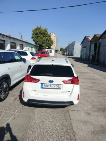 toyota-auris-na-predaj-toyota-auris-touring-sports-18-hybrid-big-2