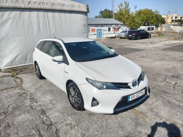 toyota-auris-na-predaj-toyota-auris-touring-sports-18-hybrid-big-0