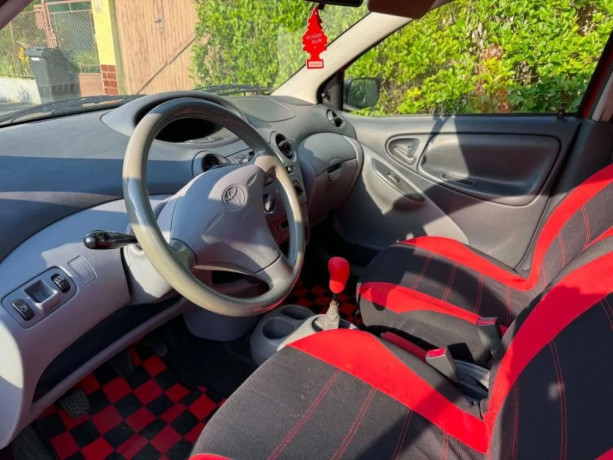 toyota-yaris-2004-big-0