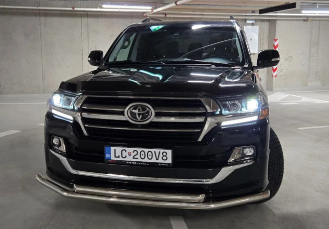 toyota-land-cruiser-200-v8-executive-lounge-big-0
