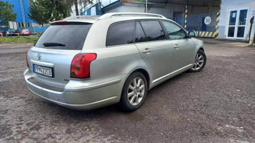 toyota-avensis-combi-predam-big-0