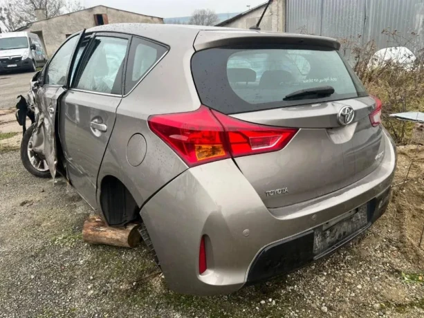 toyota-auris-16-i-valvematic-luna-big-3