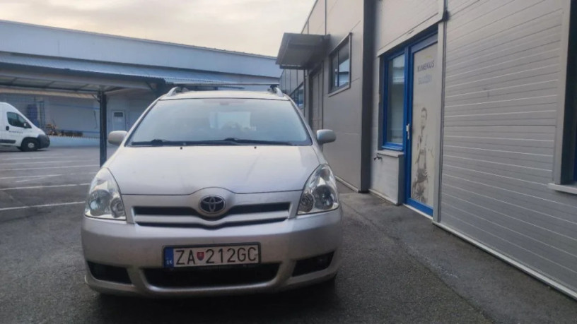 toyota-corolla-verso-22d7miestm6-aspon-4-deti-polovicna-zlava-big-0