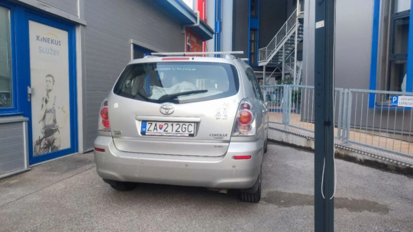 toyota-corolla-verso-22d7miestm6-aspon-4-deti-polovicna-zlava-big-1