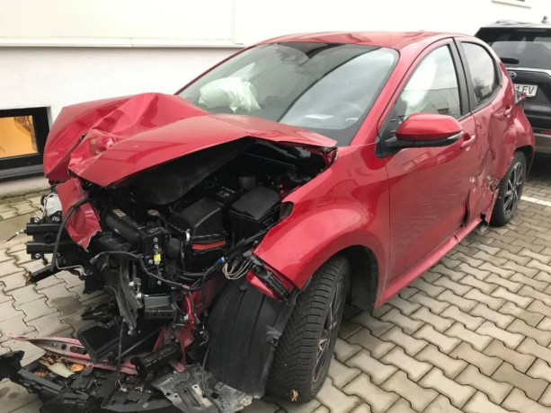toyota-yaris-15-dynamic-force-comfort-2022-benzin-40-000-km-92-kw-m6-sr-big-2