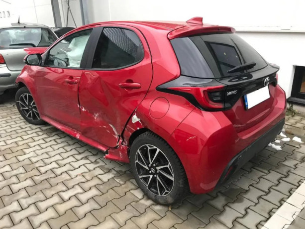 toyota-yaris-15-dynamic-force-comfort-2022-benzin-40-000-km-92-kw-m6-sr-big-1