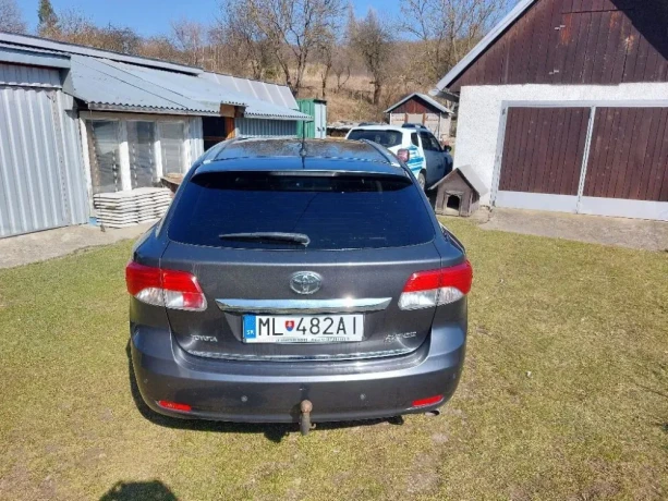 toyota-avensis-combi-predam-toyoty-avensis-combi-big-2